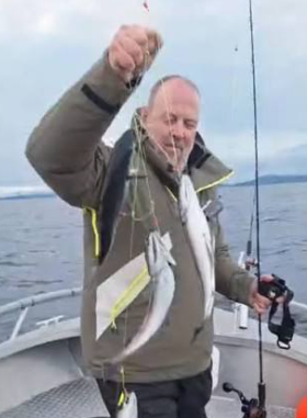 Karl William Dalen på fisketur med tre fisker på snøret