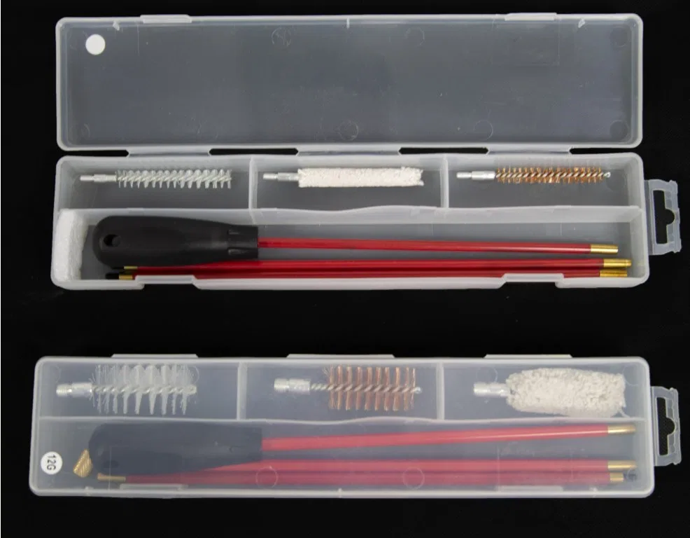 Pussesett cal. 12. Tredelt PVC coated stål rensestok med 3 børster, i plast boks.